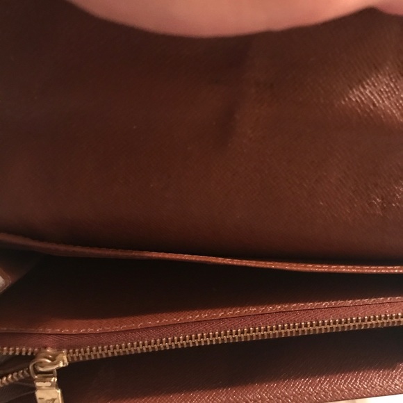 Louis Vuitton - Picture 4 of 5